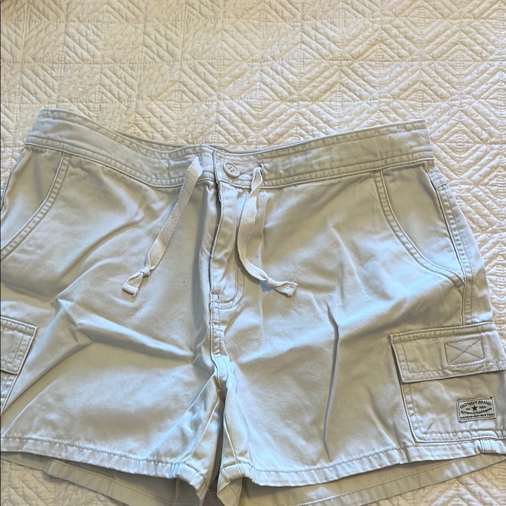 Old Navy Women’s Cream Cargo Shorts. Size S. EUC